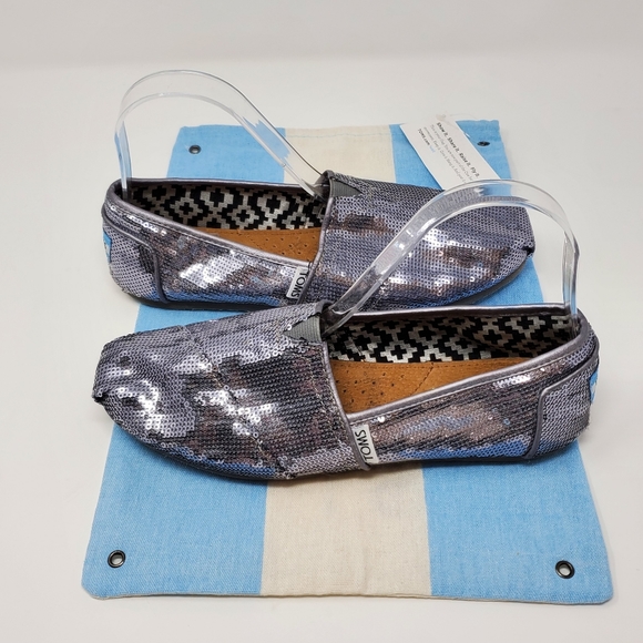 TOMS SILVER SEQUINS SLIP ON FLATS  SHOES WOMENS 7.5 BLING SPARKLE WEDDING - Picture 3 of 16